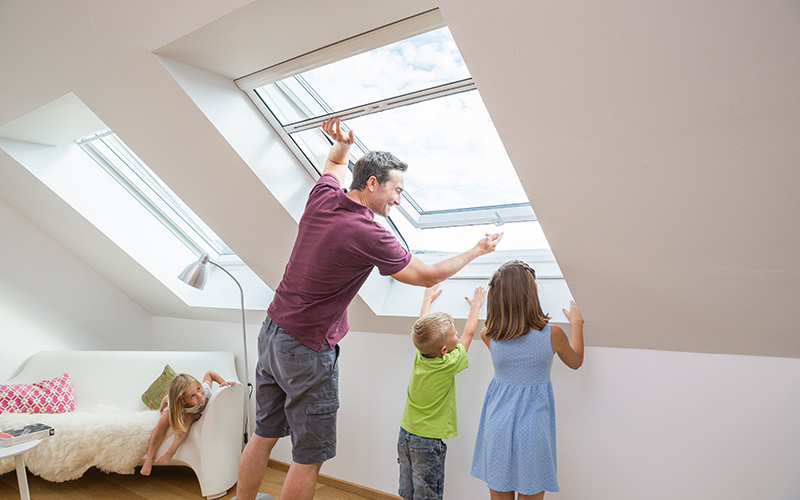 Familie am fenster