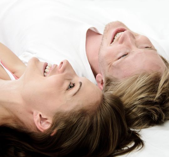 Mann und Frau liegend